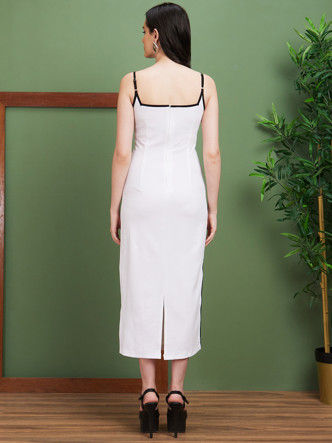 Globus Women White Solid Polyester Sweetheart Neck Slim Fit Bodycon Strappy Maxi Party Dress