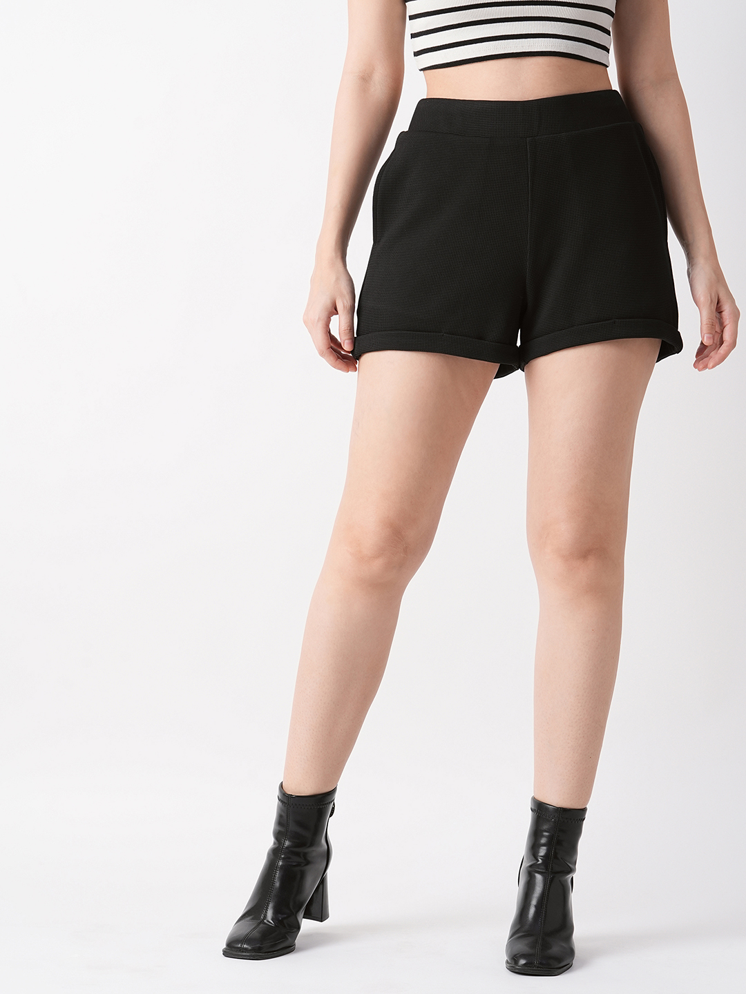 Globus Women Black Regular Fit Mid-Rise Short